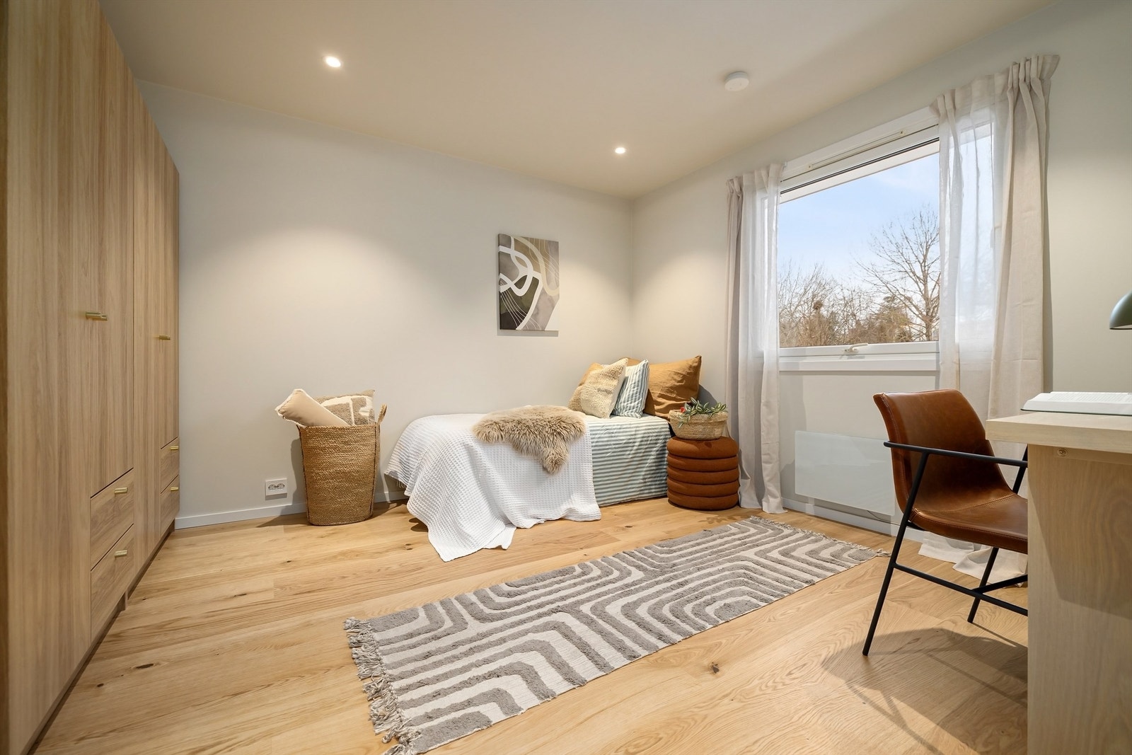 Soverom 2 med plass til dobbeltseng om ønskelig eller så egner seg svært godt som barnerom, gjesterom eller hjemmekontor Galleribilde