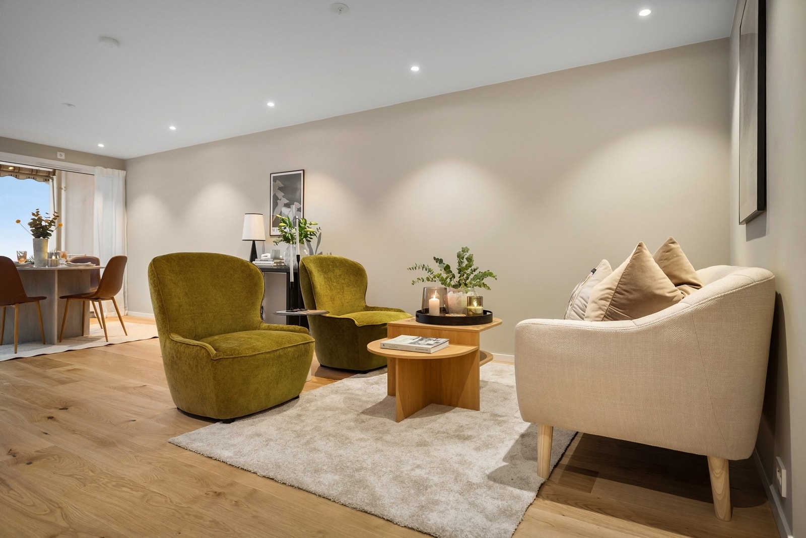 Her får du tre soverom, to bad/vaskerom, stort kjøkken og stue som er adskilt, men ikke lukket, samt to solrike uteplasser Galleribilde