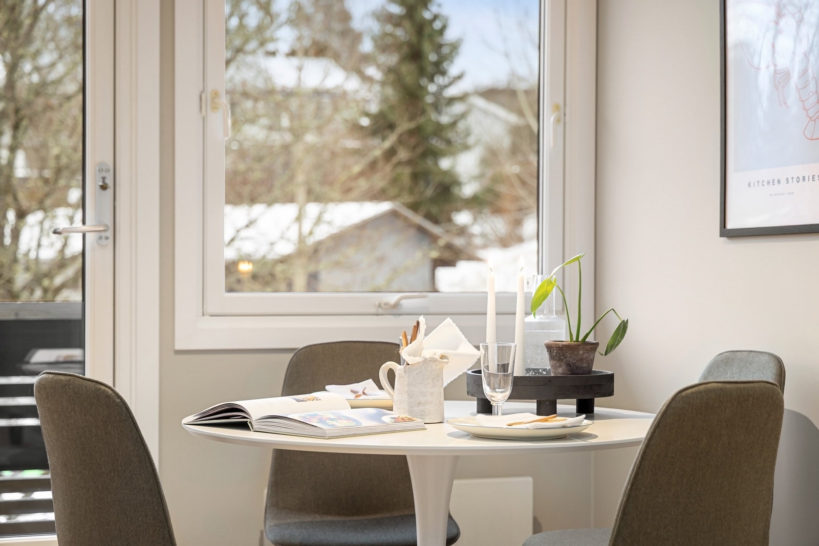 Her kan frokosten og kaffekoppen nytes med en koselig utsikt Galleribilde