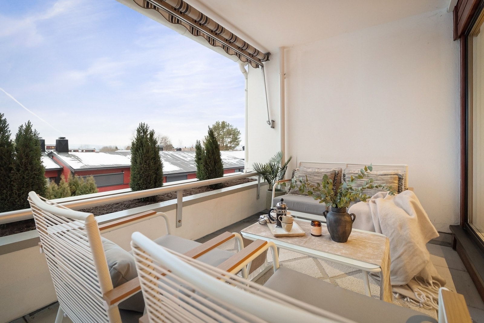 Det er også montert markise som fungerer ypperlig på sommerens varmeste dager Galleribilde