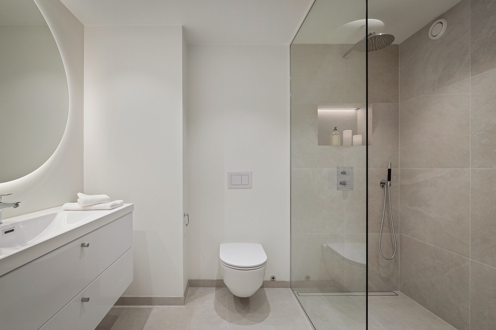 Leiligheten har to fullverdige bad. Badene og vaskerom ble pusset opp i 2026 Galleribilde