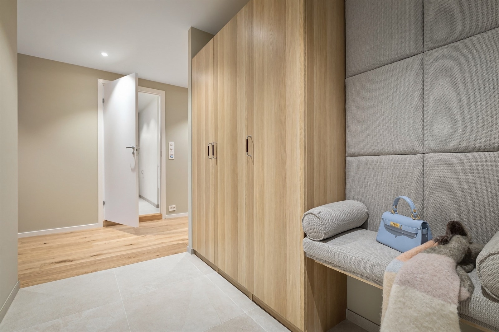 Entreen har plassbygd sittemøblement og en garderobeløsning Galleribilde