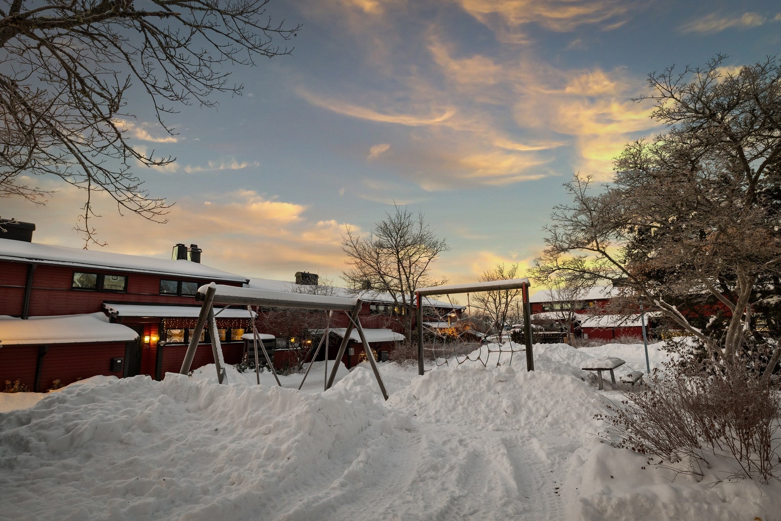 Borettslaget har flere små lekeplasser, et flott friluftsområde og ligger i nærheten av et lite skogholt Galleribilde