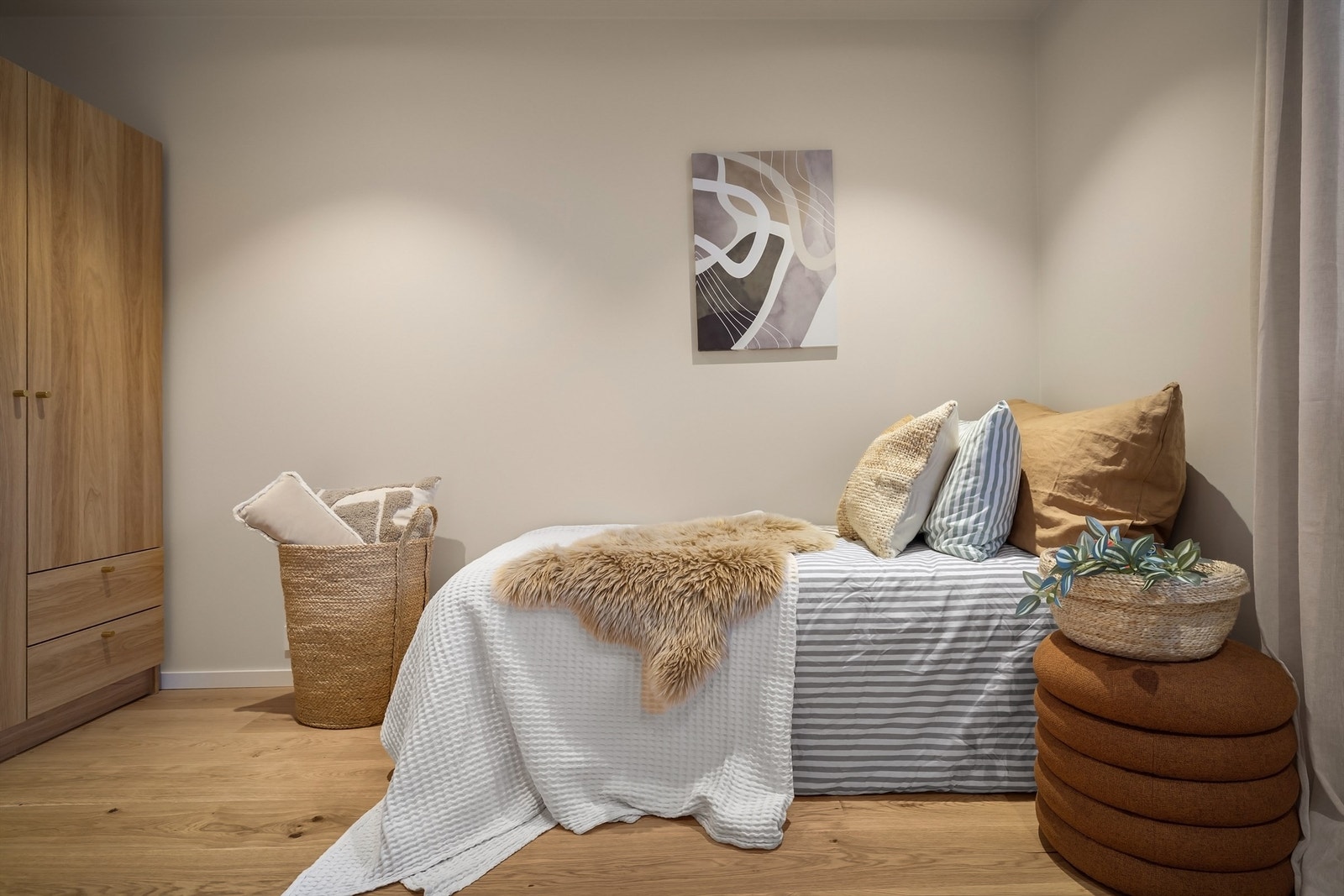 Soverommet gir god plass til både seng, nattbord og en romslig garderobeløsning Galleribilde