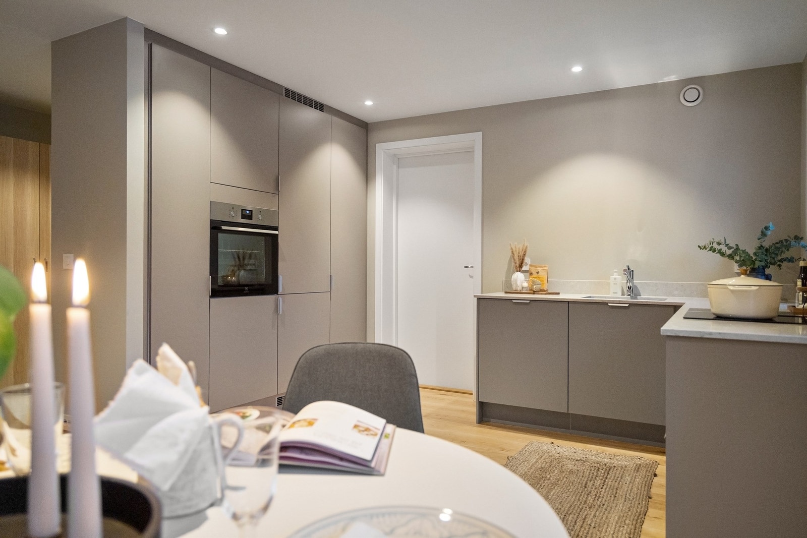 Innredningen har beige, slette fronter fra HTH Galleribilde