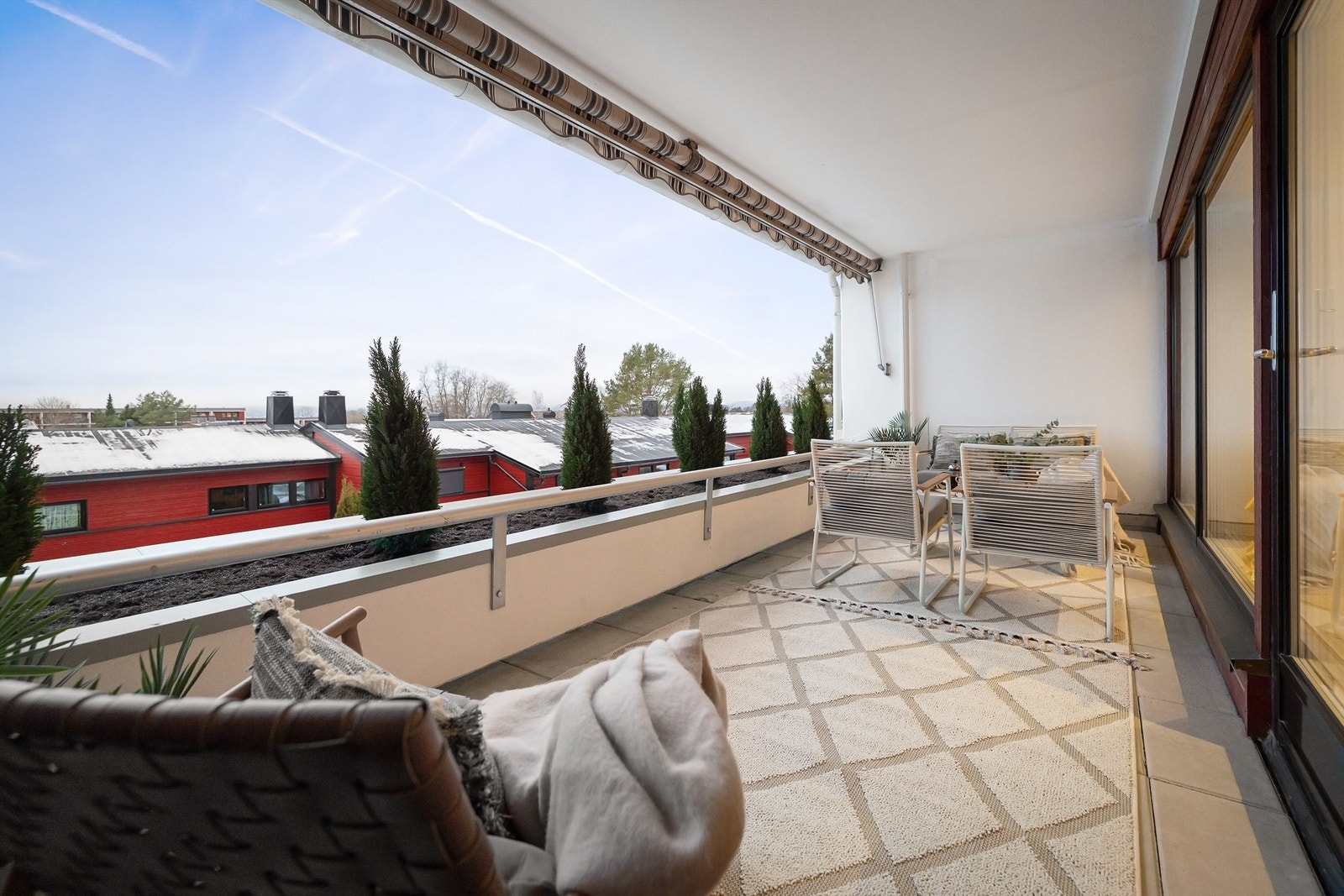 Terrassen er overbygd slik at uteplassen kan benyttes i all slags vær Galleribilde