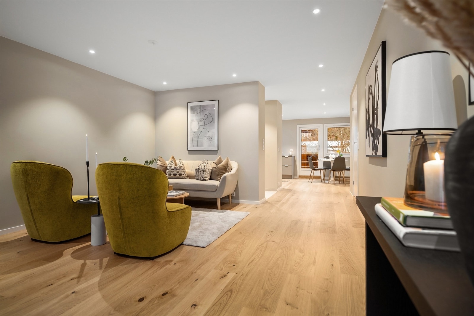 Stuen og spisestuen har en luftig løsning som virkelig fremhever leiligheten Galleribilde