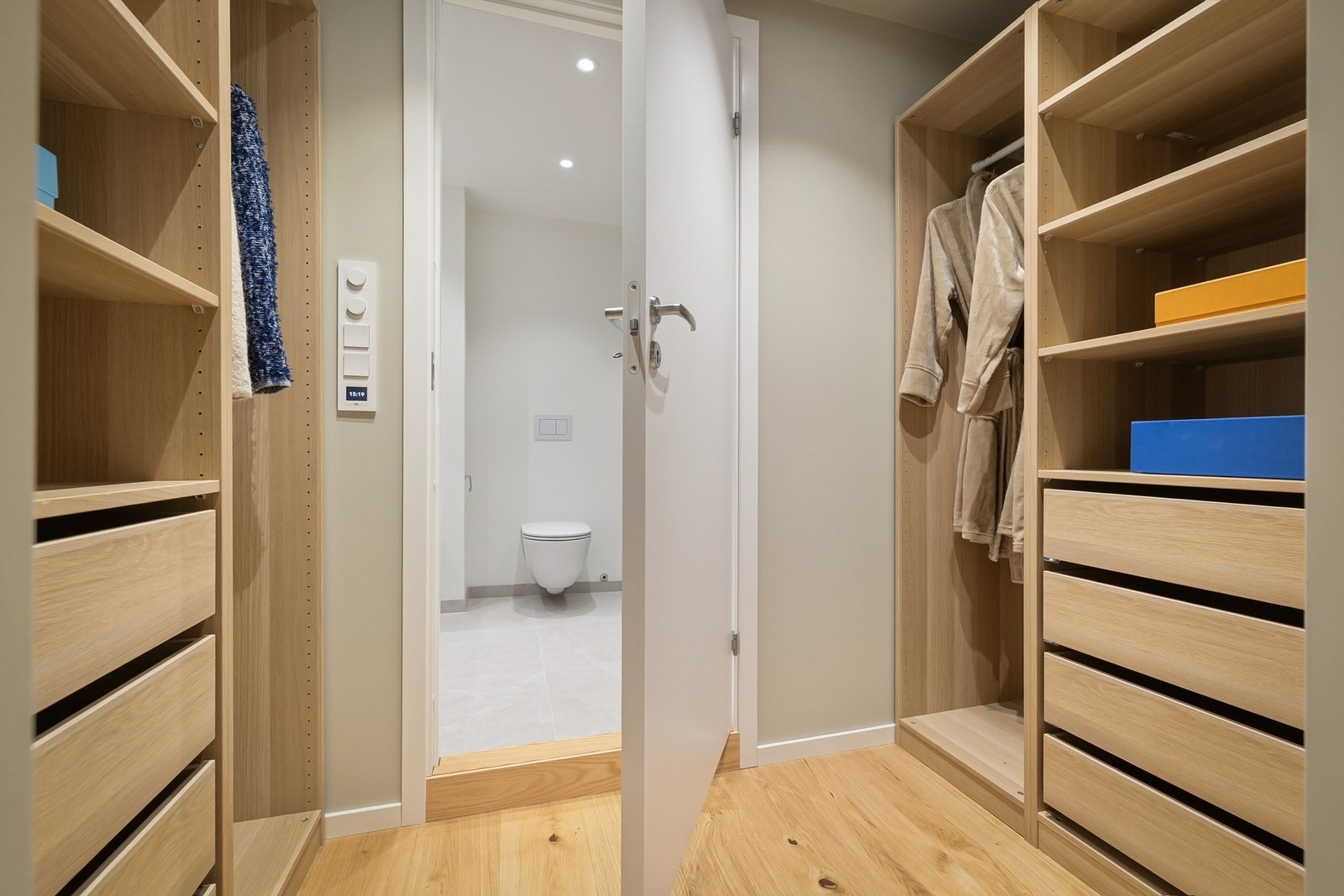 Hovedsoverommet har direkte adkomst til eget bad, noe som gir en privat og komfortabel mastersone Galleribilde