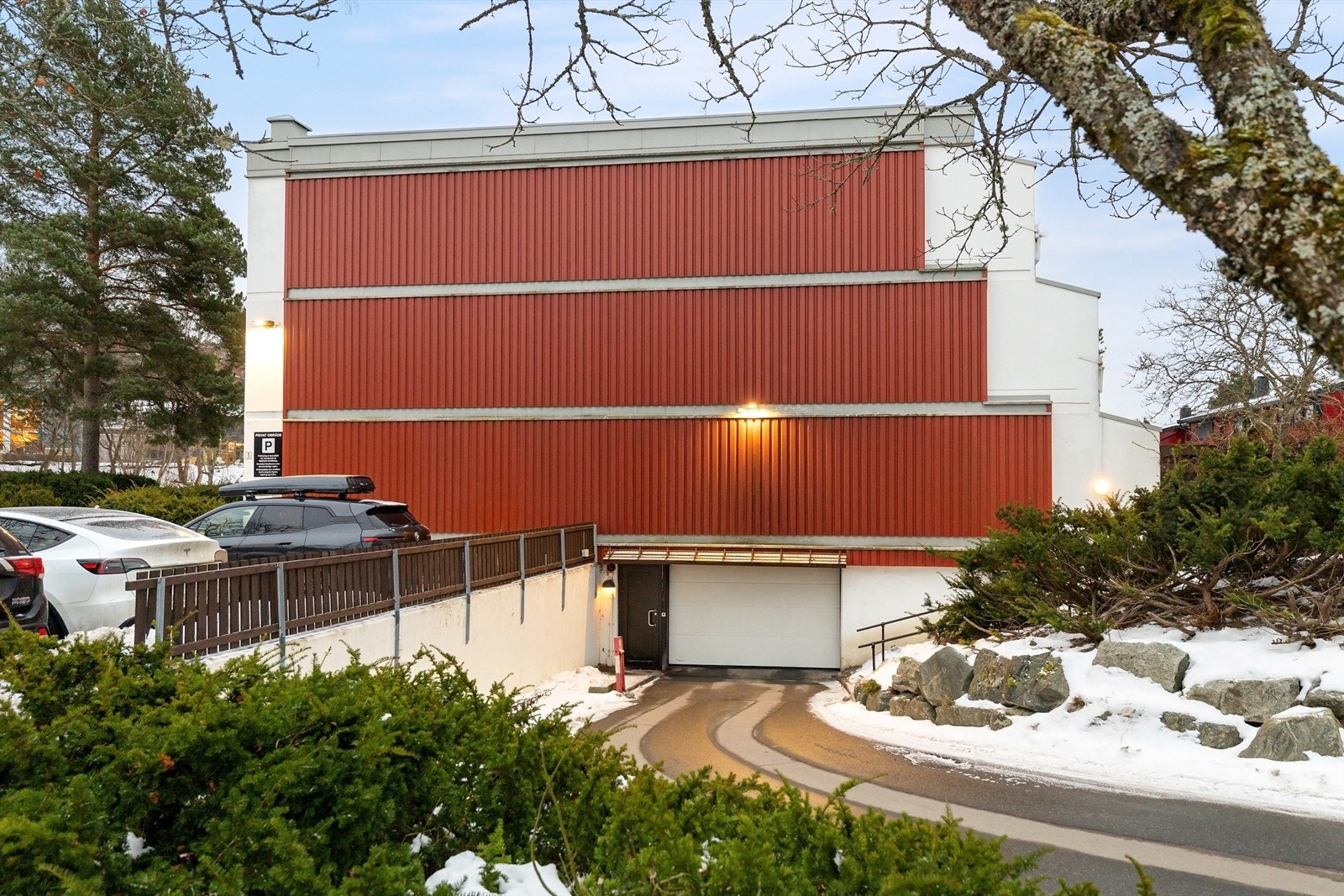 Det medfølger parkeringsplass i felles garasjeanlegg, plassen er merket 2031 Galleribilde