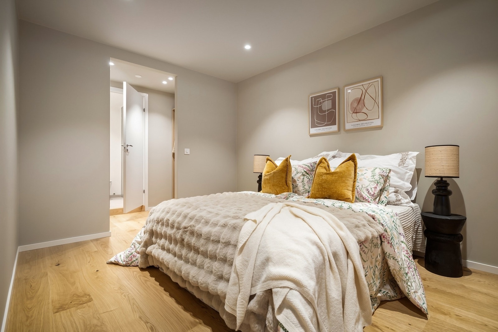 Hovedsoverommet er tilknyttet eget walk-in closet og baderom som gir en herlig spafølelse hver eneste dag! Galleribilde