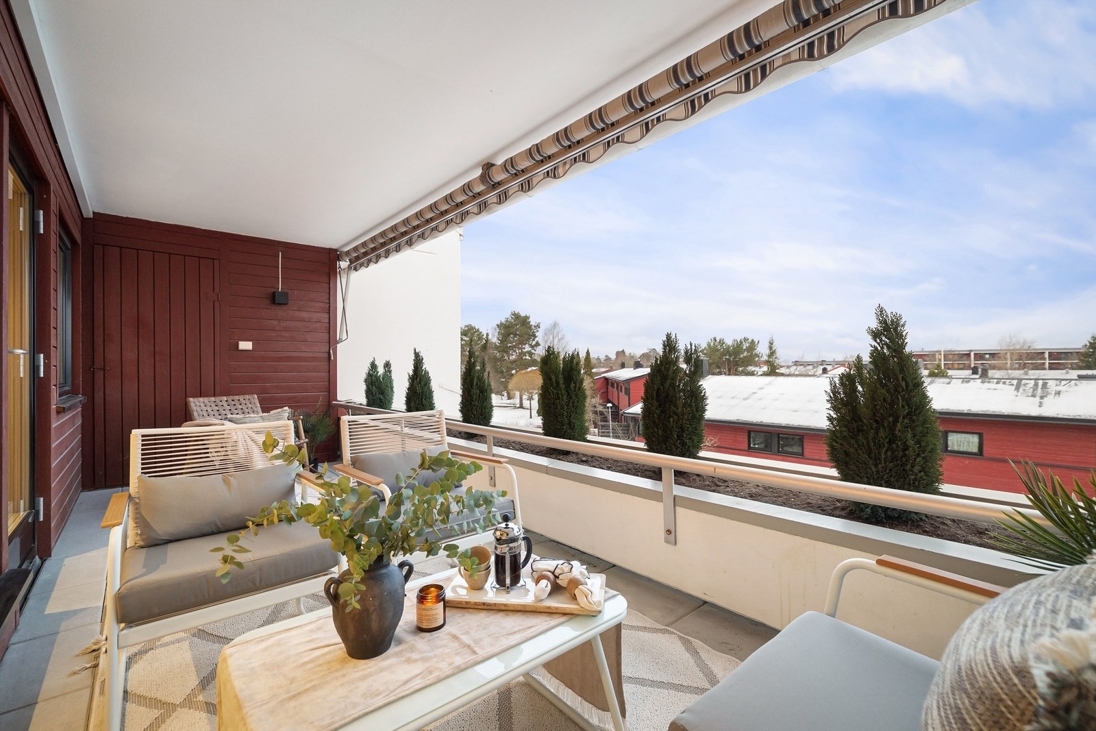 Vestvendt terrasse på 11 kvm med gode solforhold og flott utsikt Galleribilde