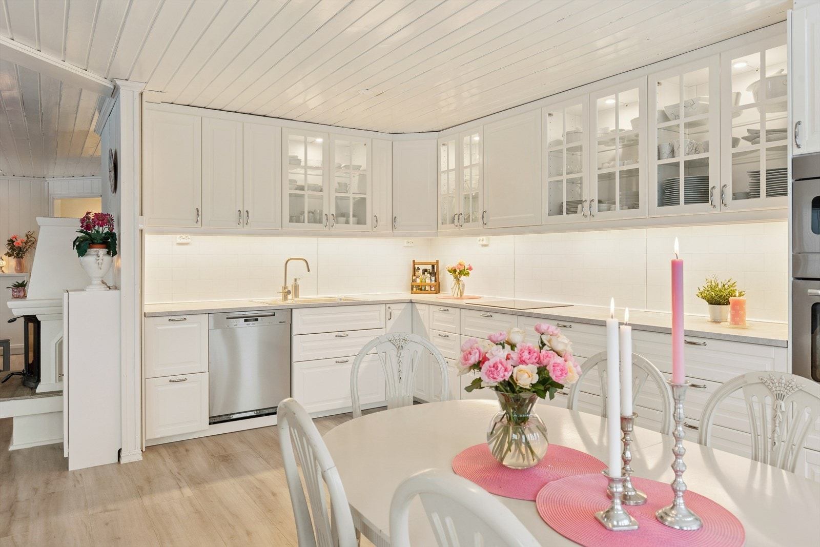 Velutstyrt og fint kjøkken fra 2018. Galleribilde