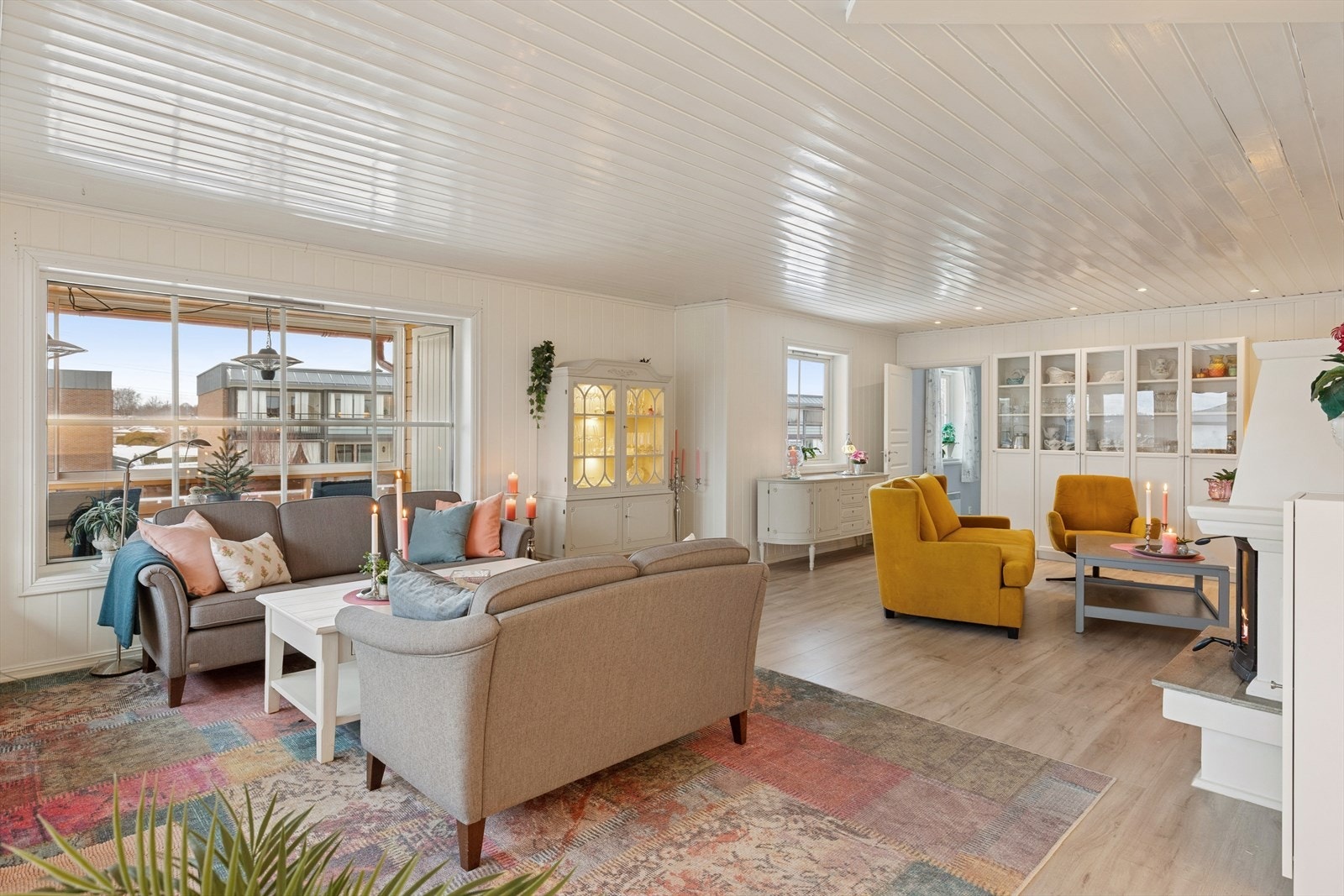 God plass til spisestue. Vedovn i senter av stuene. Galleribilde