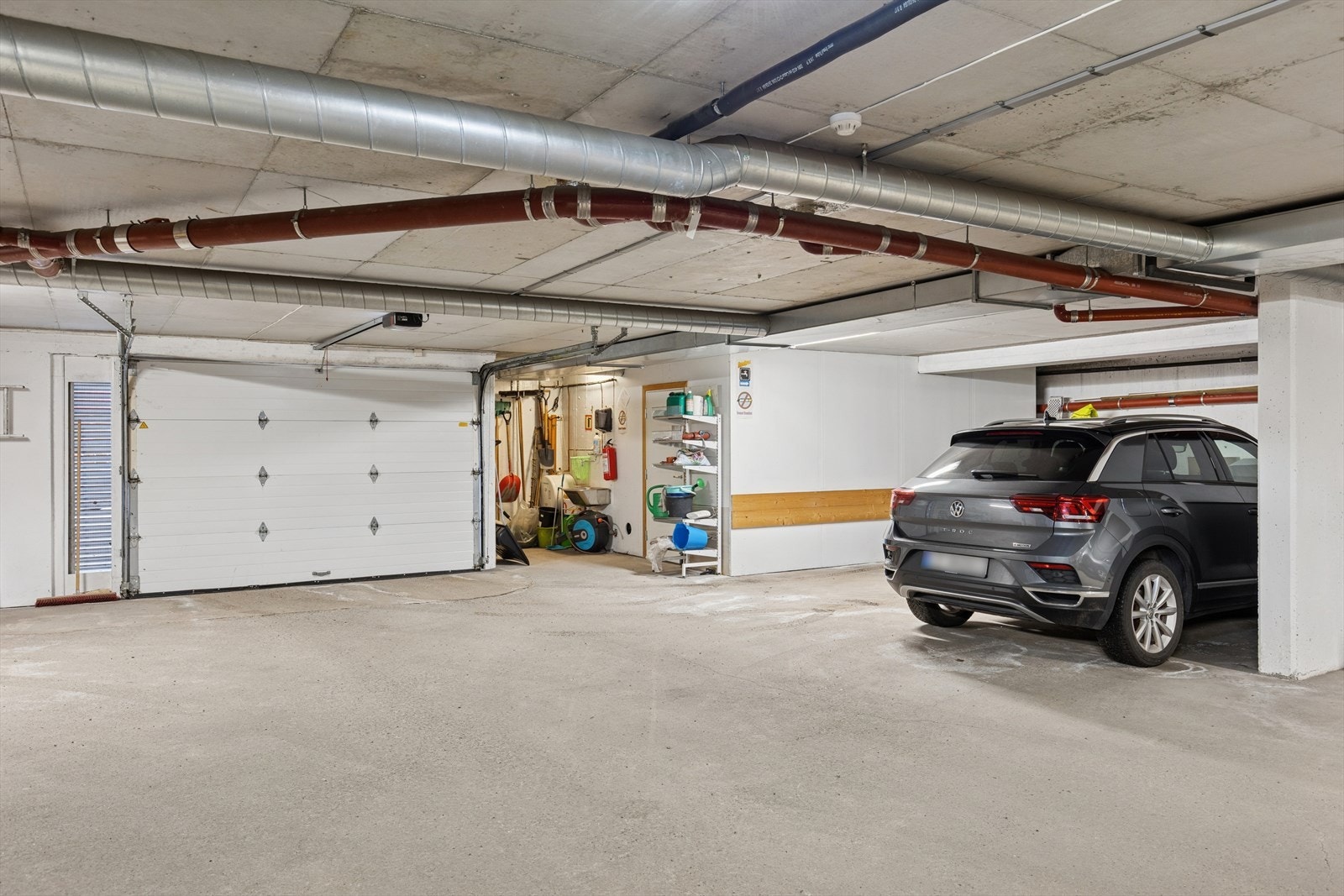 2 garasjeplasser og bod i kjeller. Galleribilde