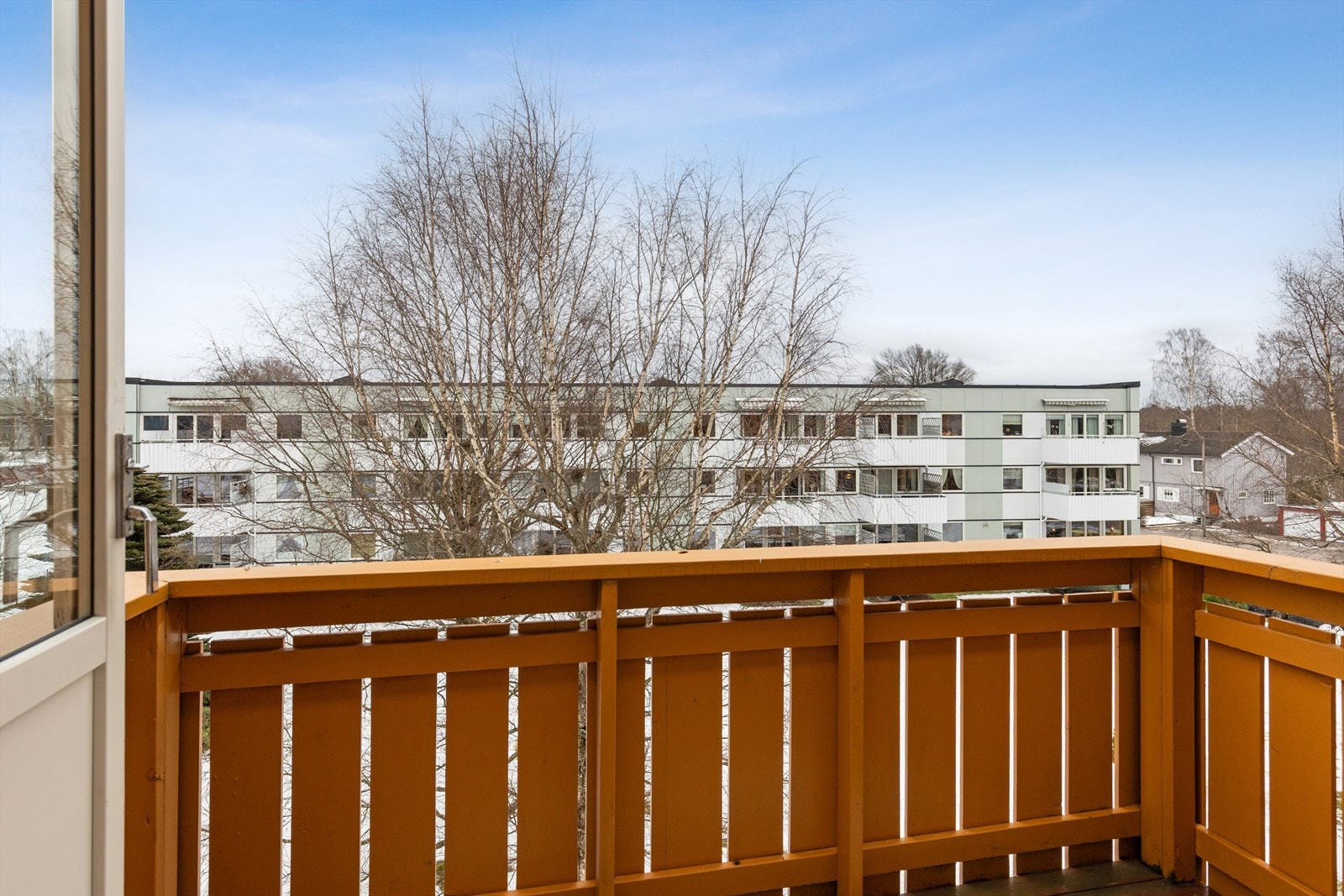 Utgang til østvendt balkong med morgensol. Galleribilde