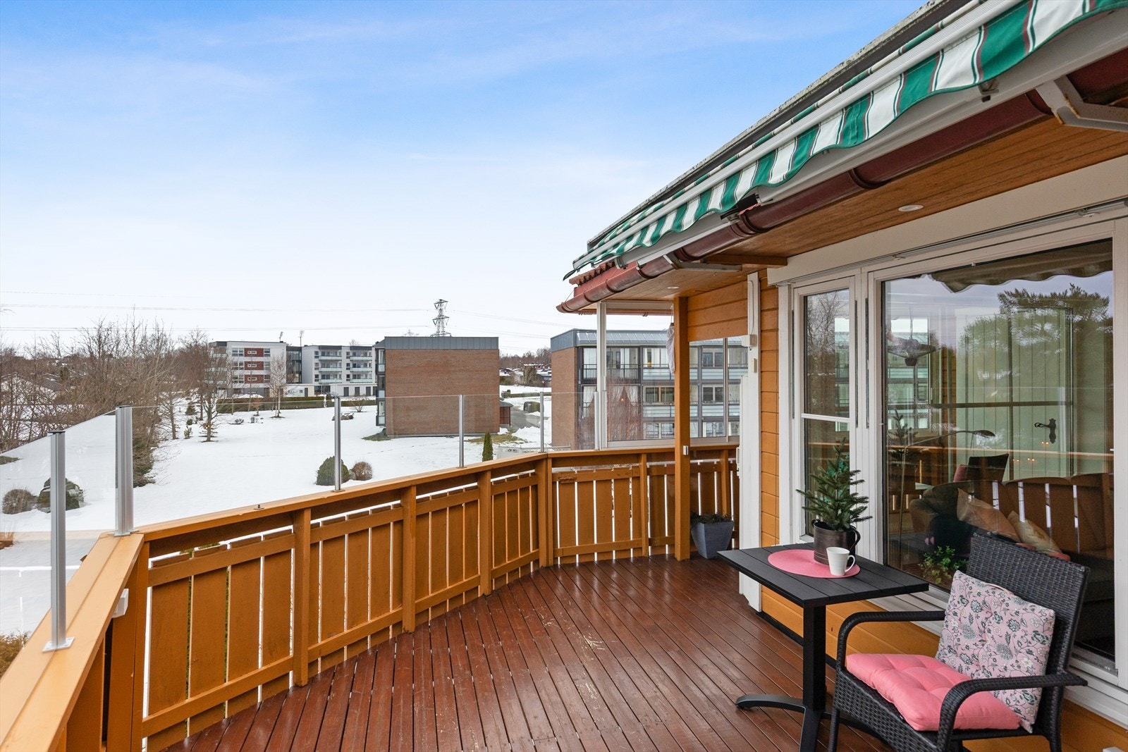 Terrassen har nordvestlig dreining, med sol fra formiddag til den går ned. Galleribilde