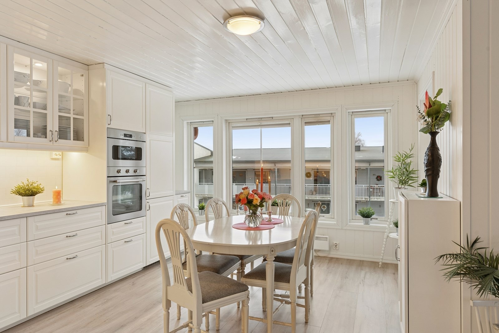 Plass til spisebord på kjøkkenet. Galleribilde