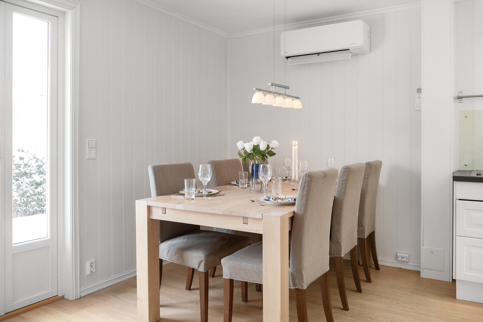 Varmepumpe fra 2025 er montert på vegg. Galleribilde