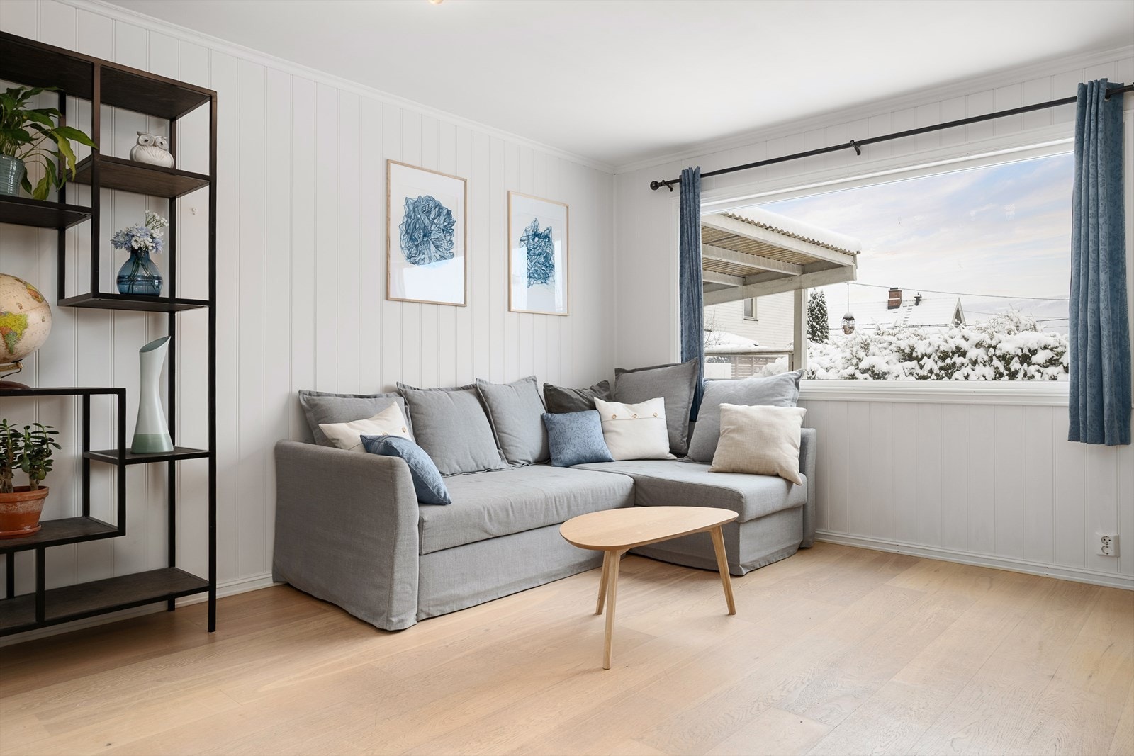 Her er det god plass for større sofamøblement. Galleribilde