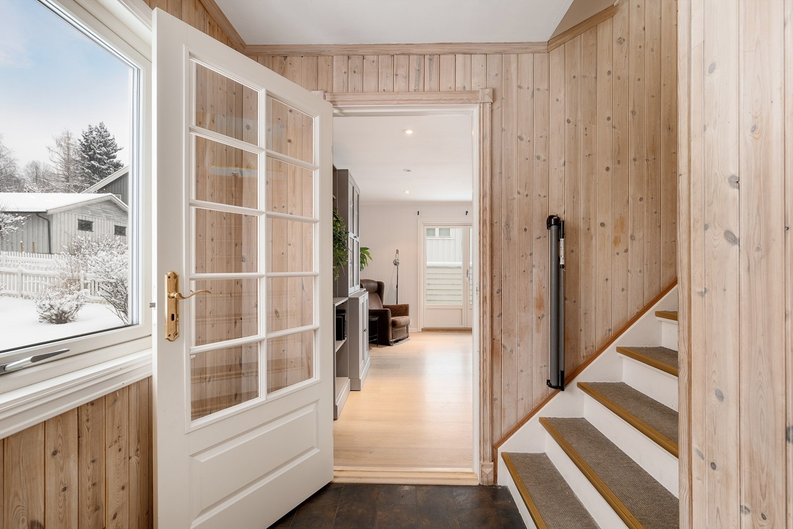 Dør mellom entrèen og stua. Galleribilde