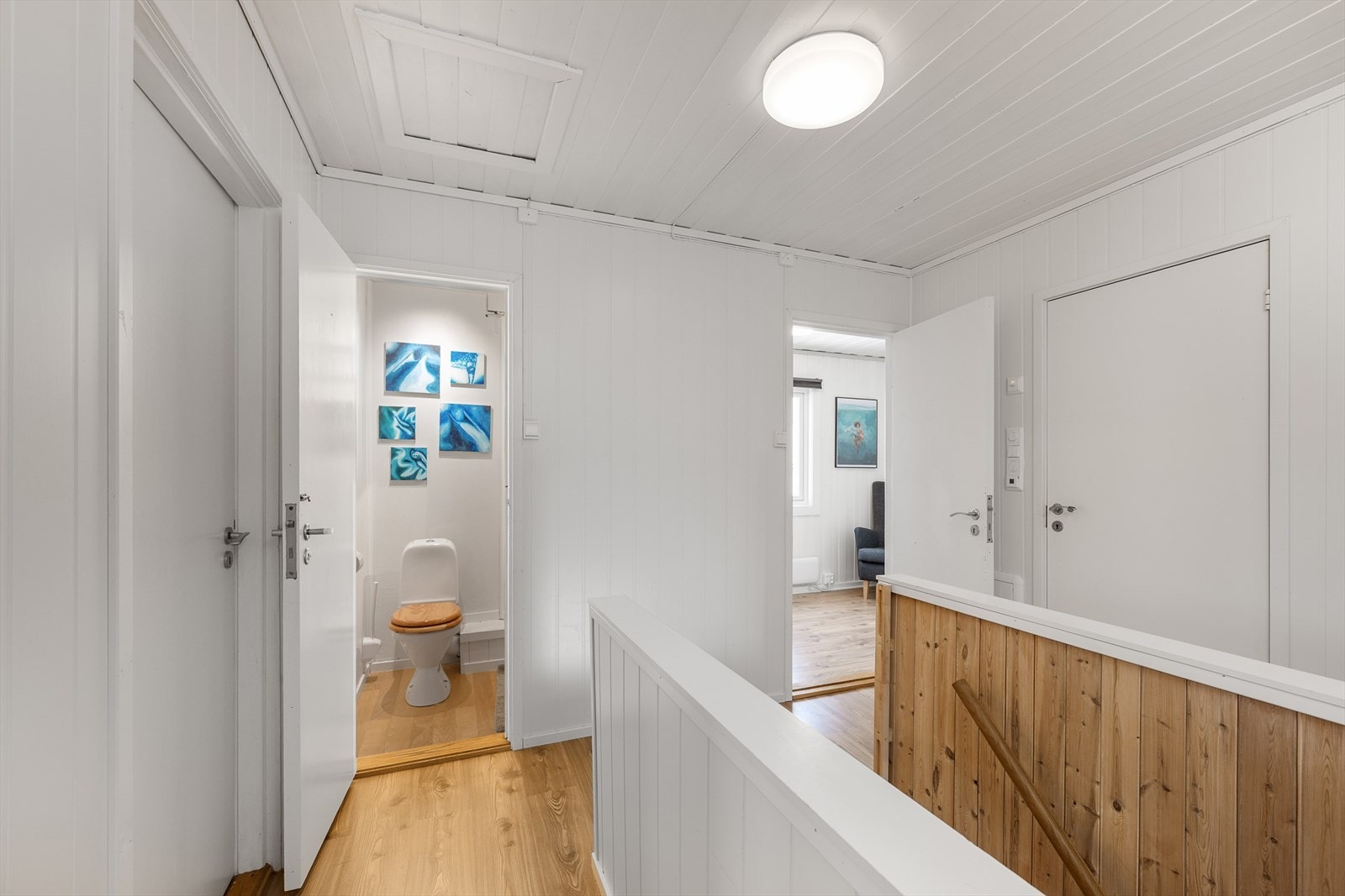 Fra trappegang i 2.etasje er det adkomst til bad, toalettrom, fire soverom og walk-in-garderobe Galleribilde