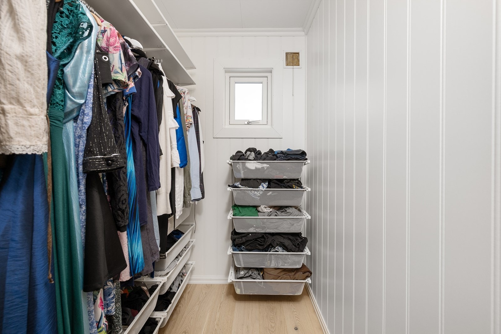 Praktisk walk-in-garderobe. Galleribilde