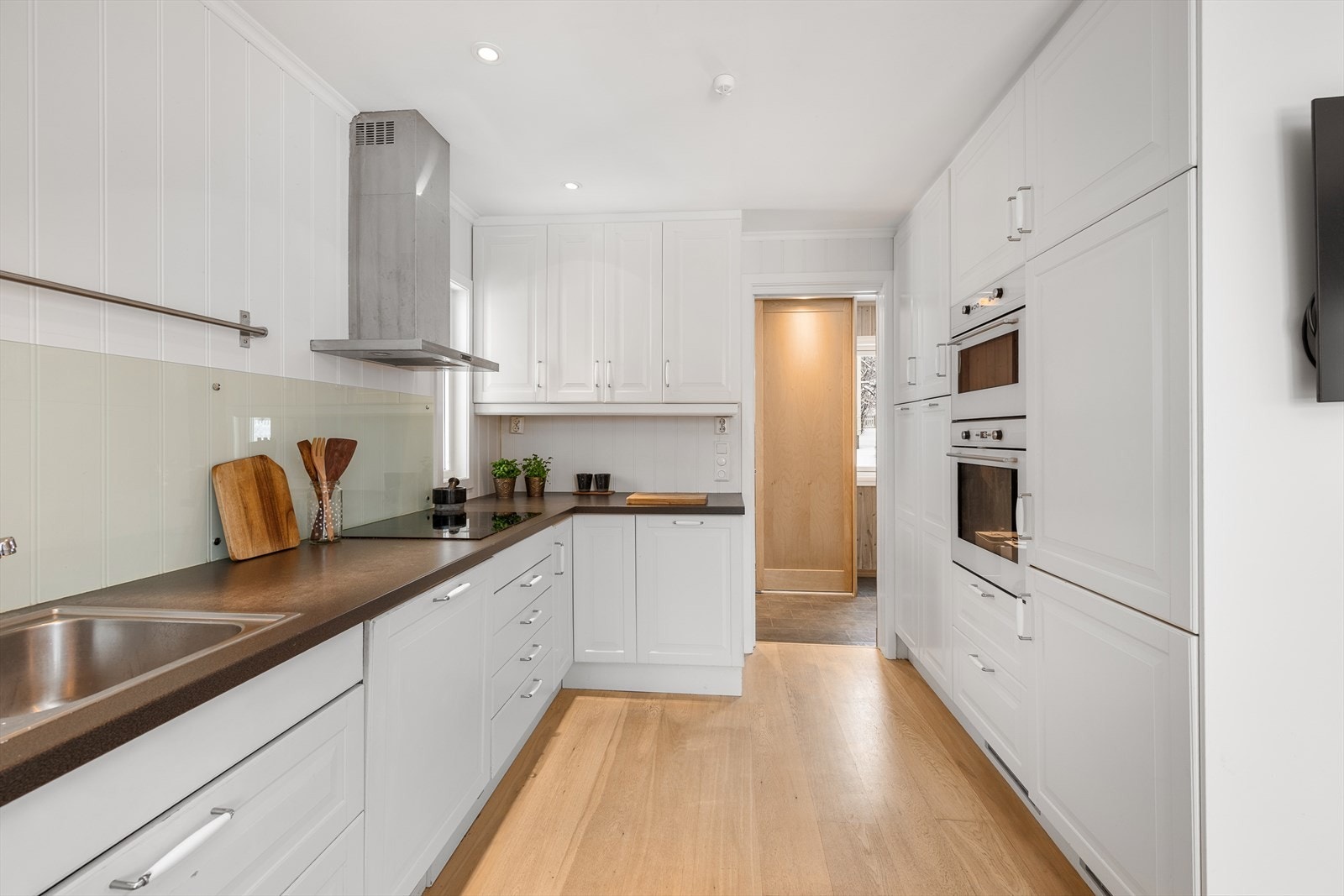 Kjøkkenet har godt med skap, skuffer og arbeidsplass. Integrerte hvitevarer. Galleribilde