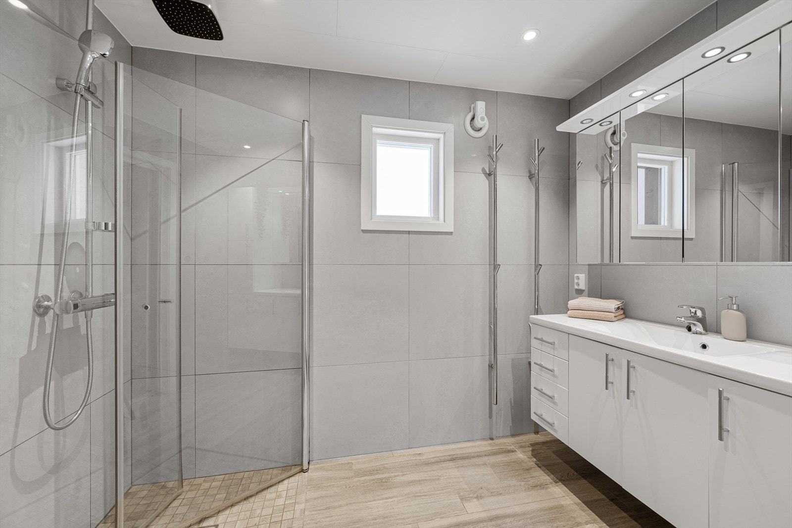 Renovert bad i 2020 med storformatflis på vegg. Flislagt gulv med varmekabel. Galleribilde