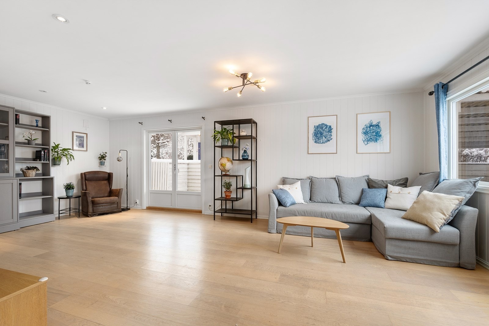 Stuen har godt med vindusflater som gir naturlig lys til rommet. Galleribilde