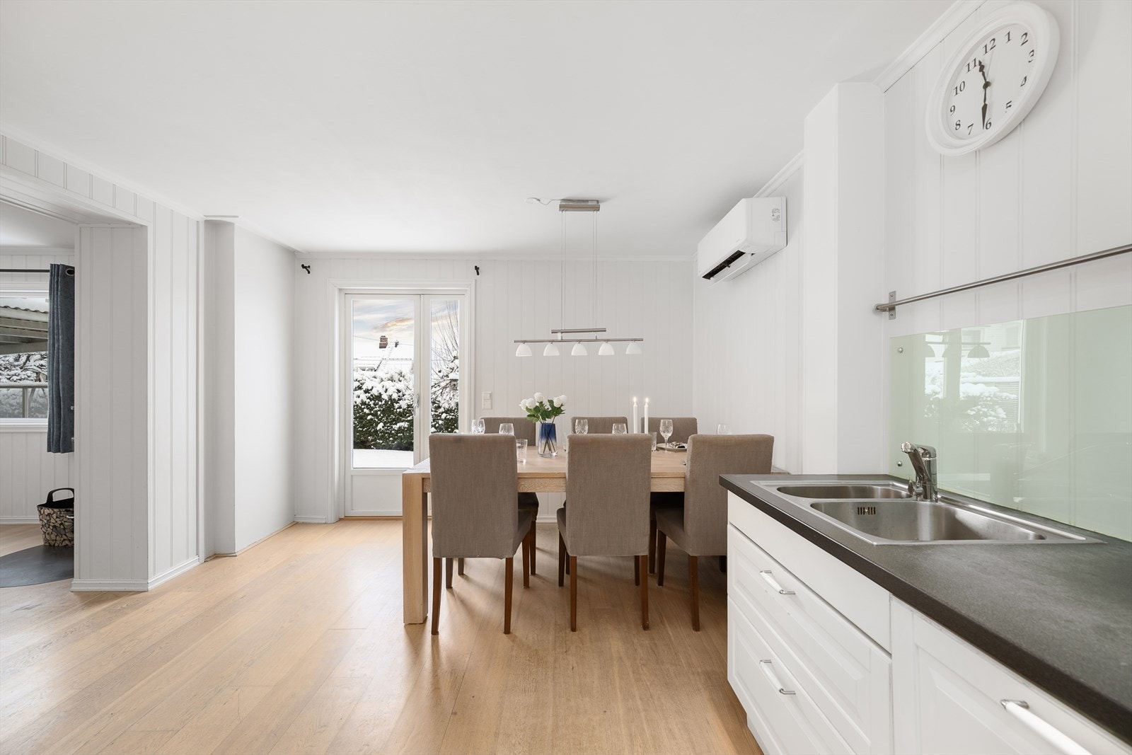 Kjøkken og spisestue er i åpen løsning. Galleribilde