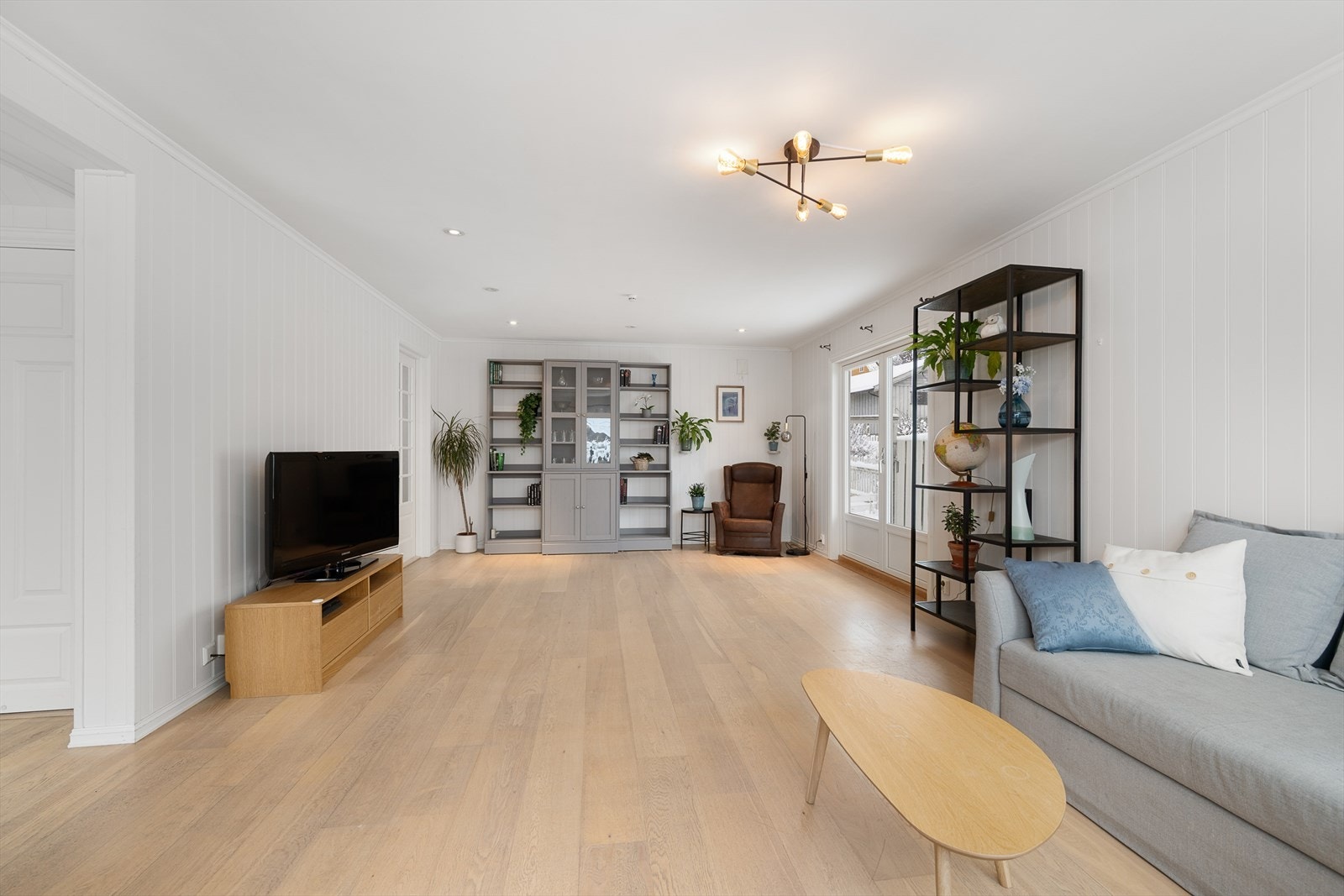 Stuen har mulighet for møblering i separate sosiale soner. Galleribilde