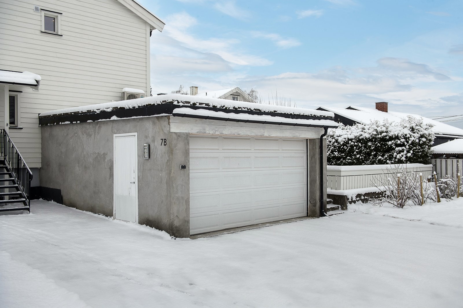 Dobbeltgarasje med automatisk garasjeåpner. Det er montert el-billader i garasjen. Direkte adkomst mellom garasjen og kjelleren. Galleribilde