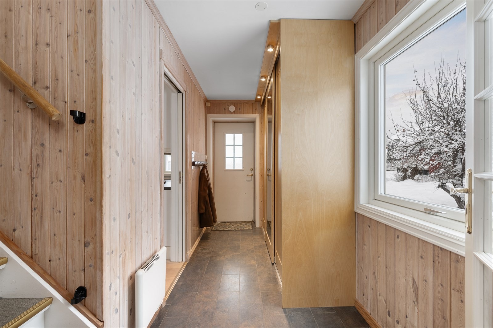 I entréen er det romslig skyvedørsgarderobe. Panelovn på vegg. Galleribilde
