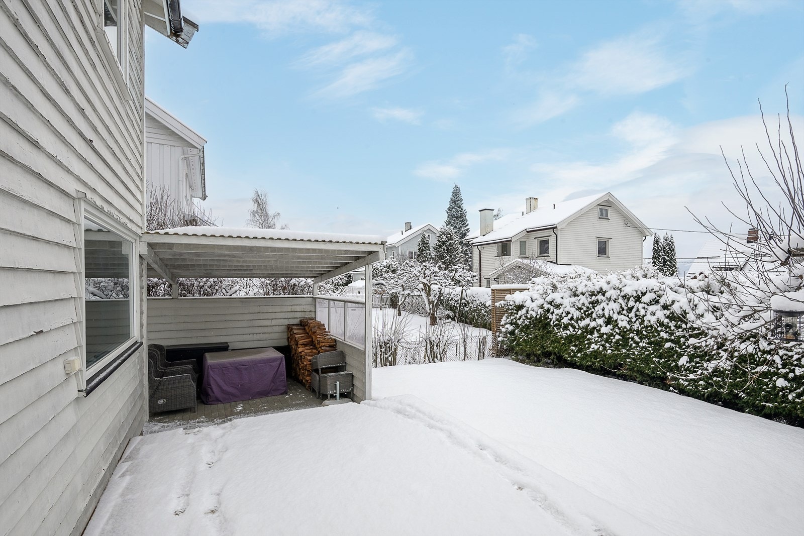 Uteplass er brosteinsbelagt, dels takoverbygd og med levegg mot nabo. Galleribilde