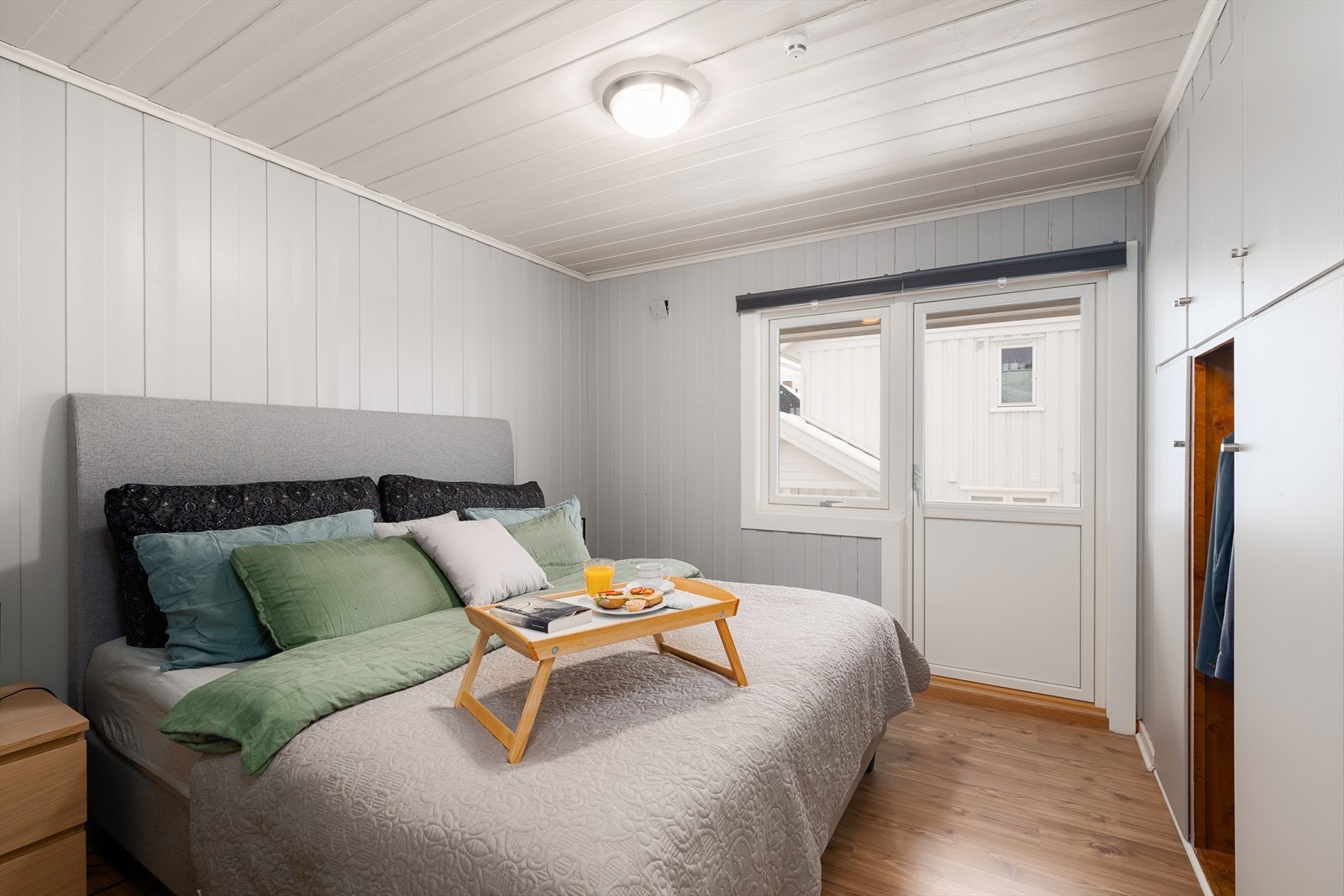 Hovedsoverommet har god plass for dobbeltseng med tilhørende møblement. Plassbygd garderobe og utgang til balkong. Galleribilde