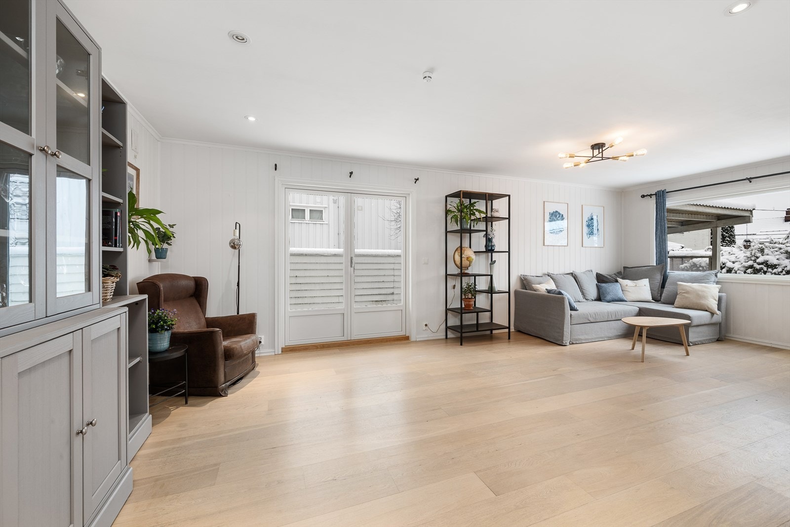 Fra stuen er det dobbel terrassedør til uteplass. Galleribilde