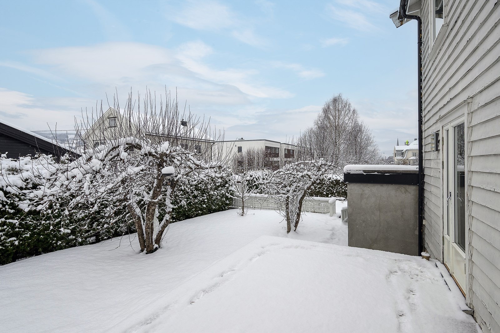 Fra spisestue er det utgang til platting om du heller vil nyte måltidet utendørs. Galleribilde