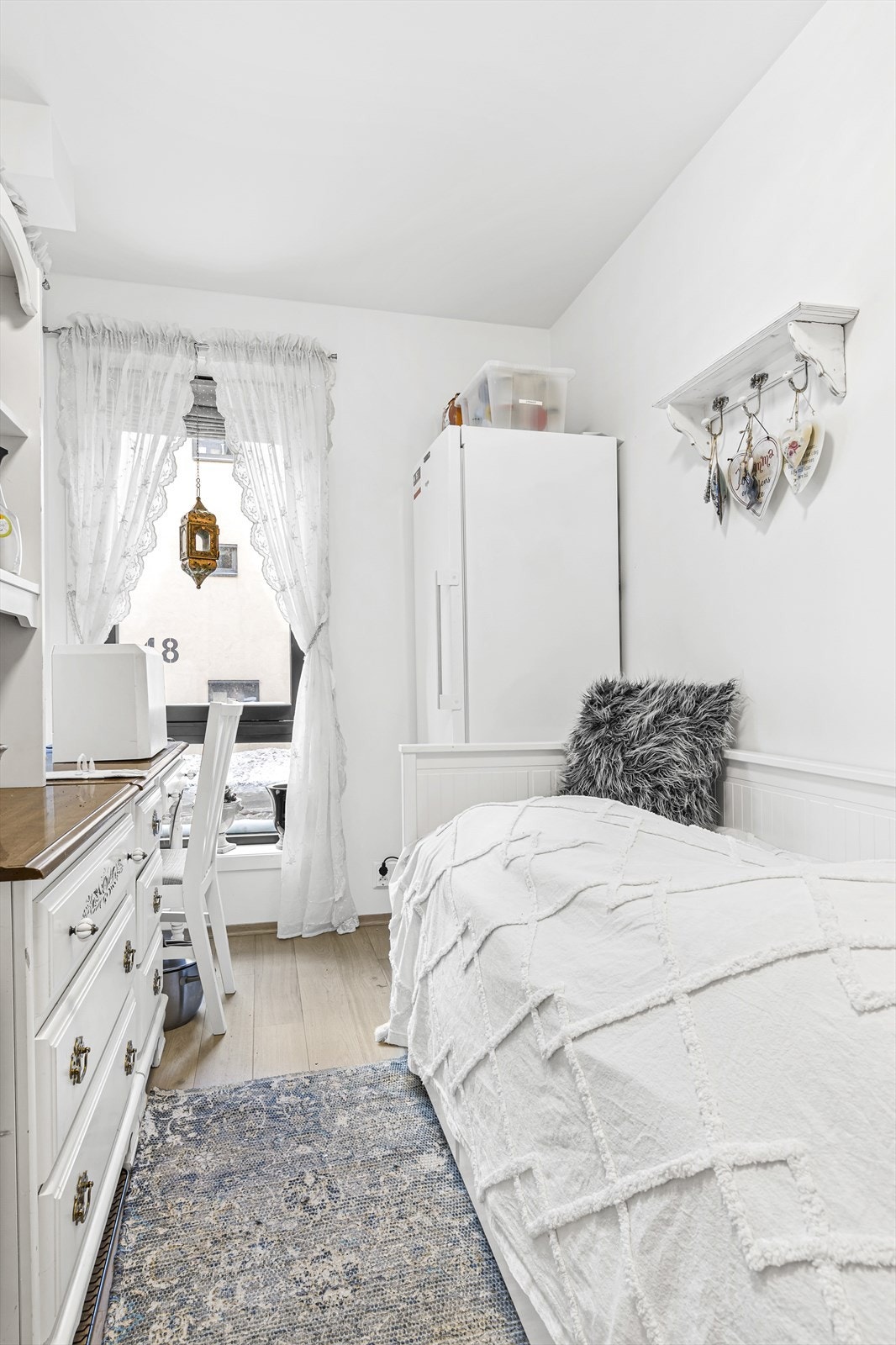 Soverom 2 med parkett på gulv, malte vegger og malt himling Galleribilde