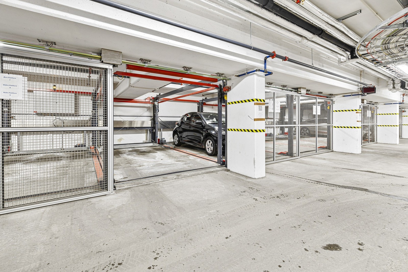 Medfølgende parkeringsplass i felles fullautomatisk garasjekjeller Galleribilde