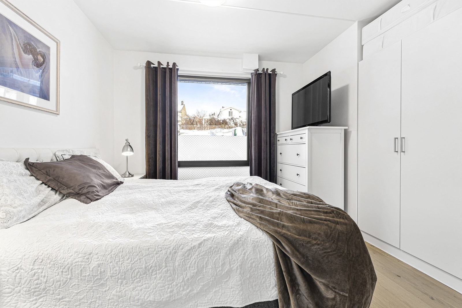 Soverom 1 med garderobeskap i hvit og glatt utførelse Galleribilde