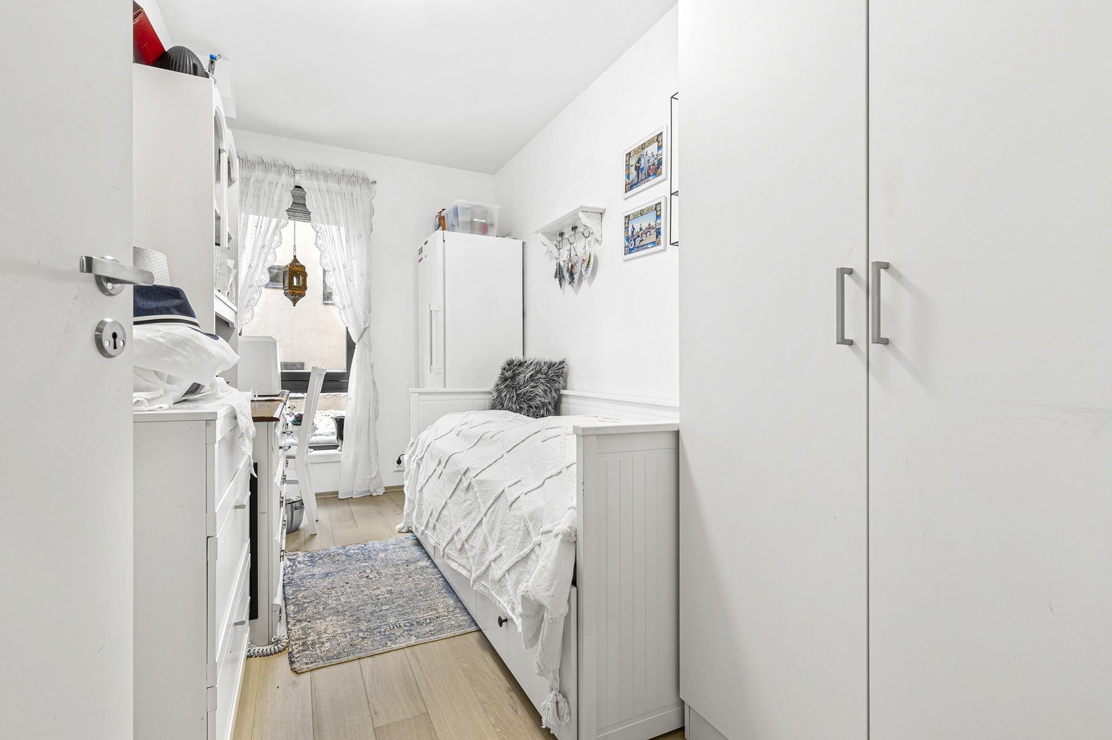 Soverom 2 med to garderobeskap i hvit og glatt utførelse
' Galleribilde