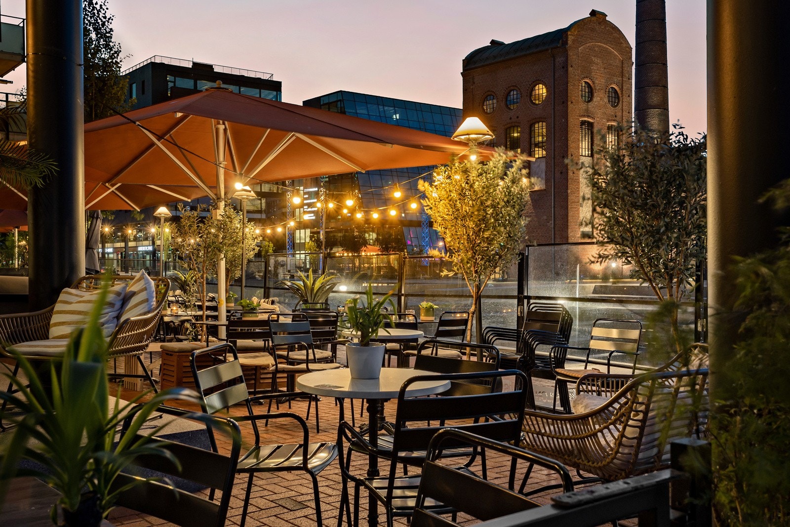 Her finner du et pulserende, urbant og spennende nærmiljø med blant annet resturanter/kaféer som blant annet Ypsilon bar, MESA52, Becks Brasserie, Zemi og mer. Galleribilde