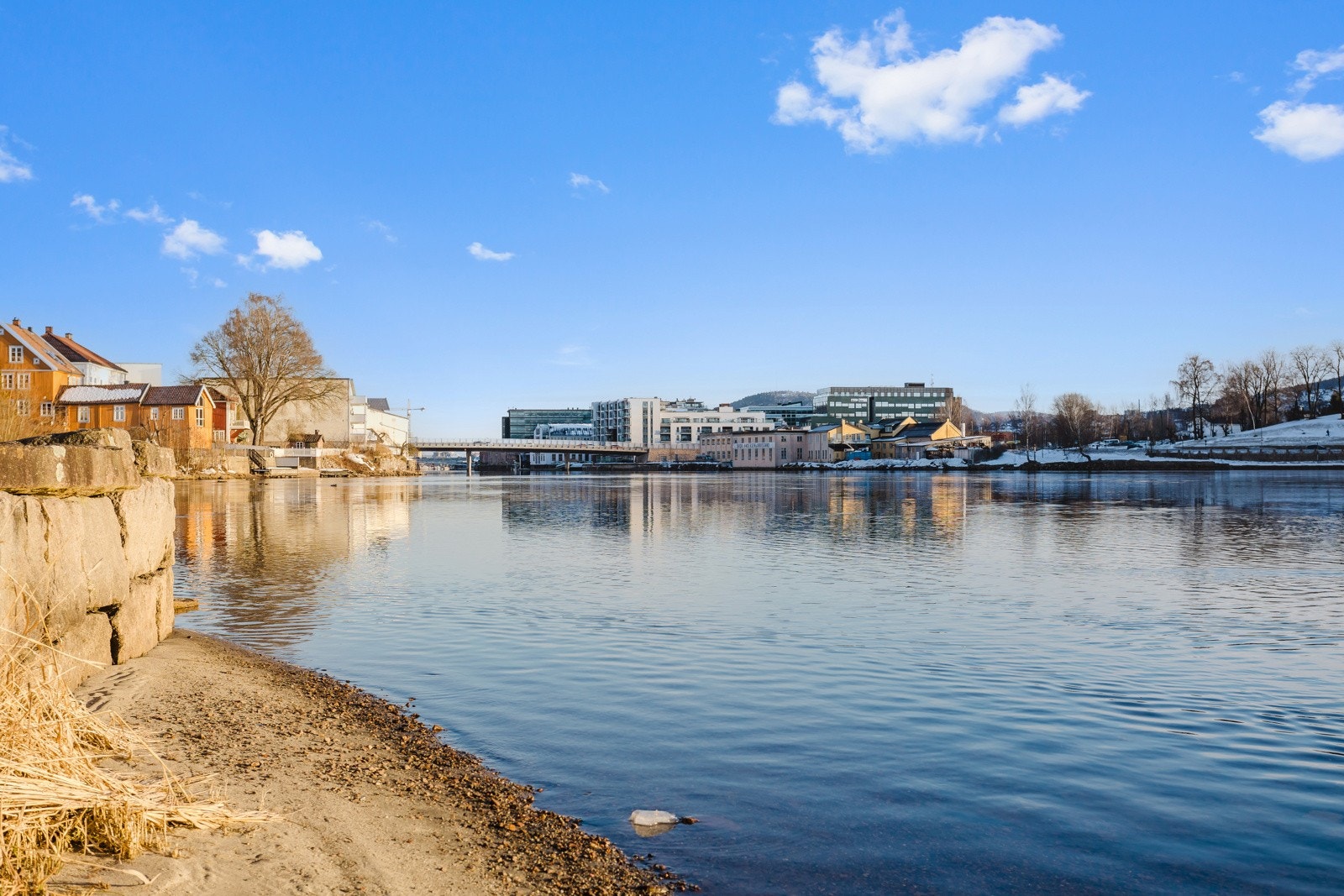 Bydelen er historisk interessant med flotte, gamle hus. Like over veien ligger det en strandpark. Området er fredelig og gaten er enveiskjørt Galleribilde
