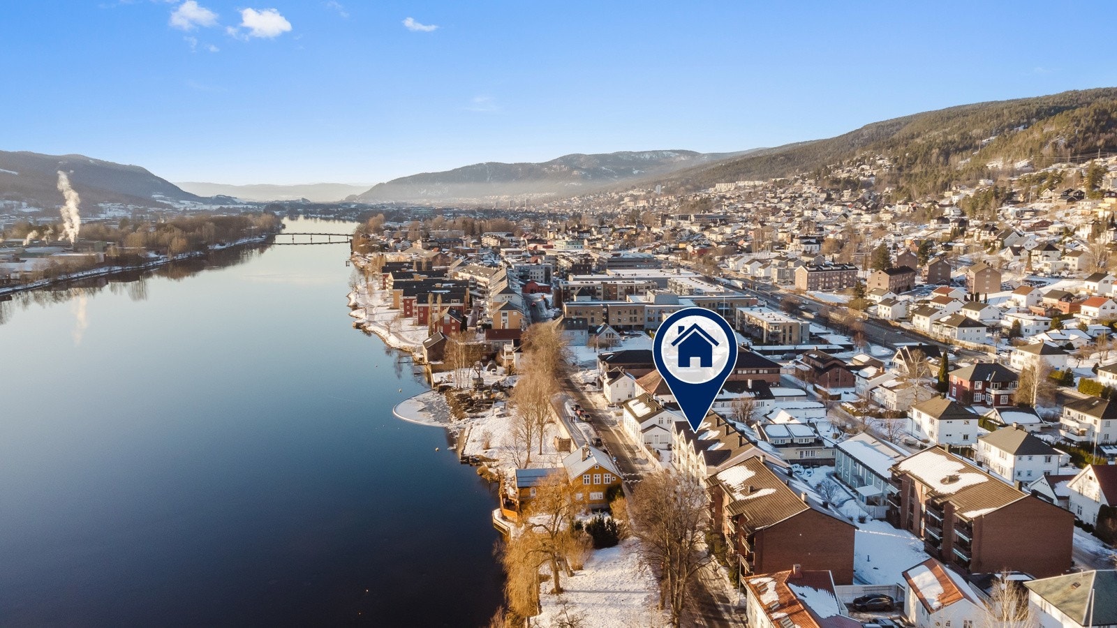 Langs elven går det turstier i begge retninger og på begge sider Galleribilde