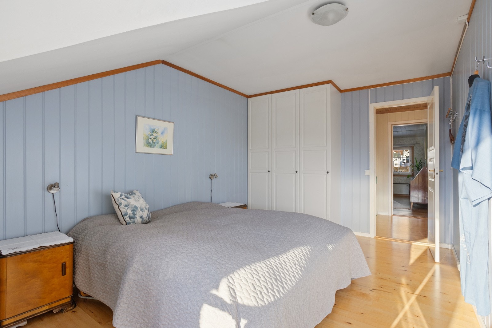 Dette rommet har fastmontert garderobeskap Galleribilde