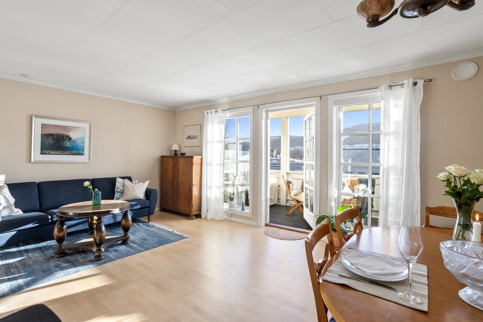 I stuen er det flere brukssoner. Det er god plass til spisegruppe, sofagruppe, TV-hjørne og tilhørende møblement Galleribilde