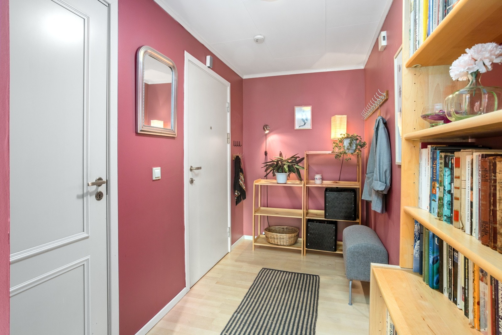 Lys og romslig gang med gode oppbevaringsmuligheter Galleribilde