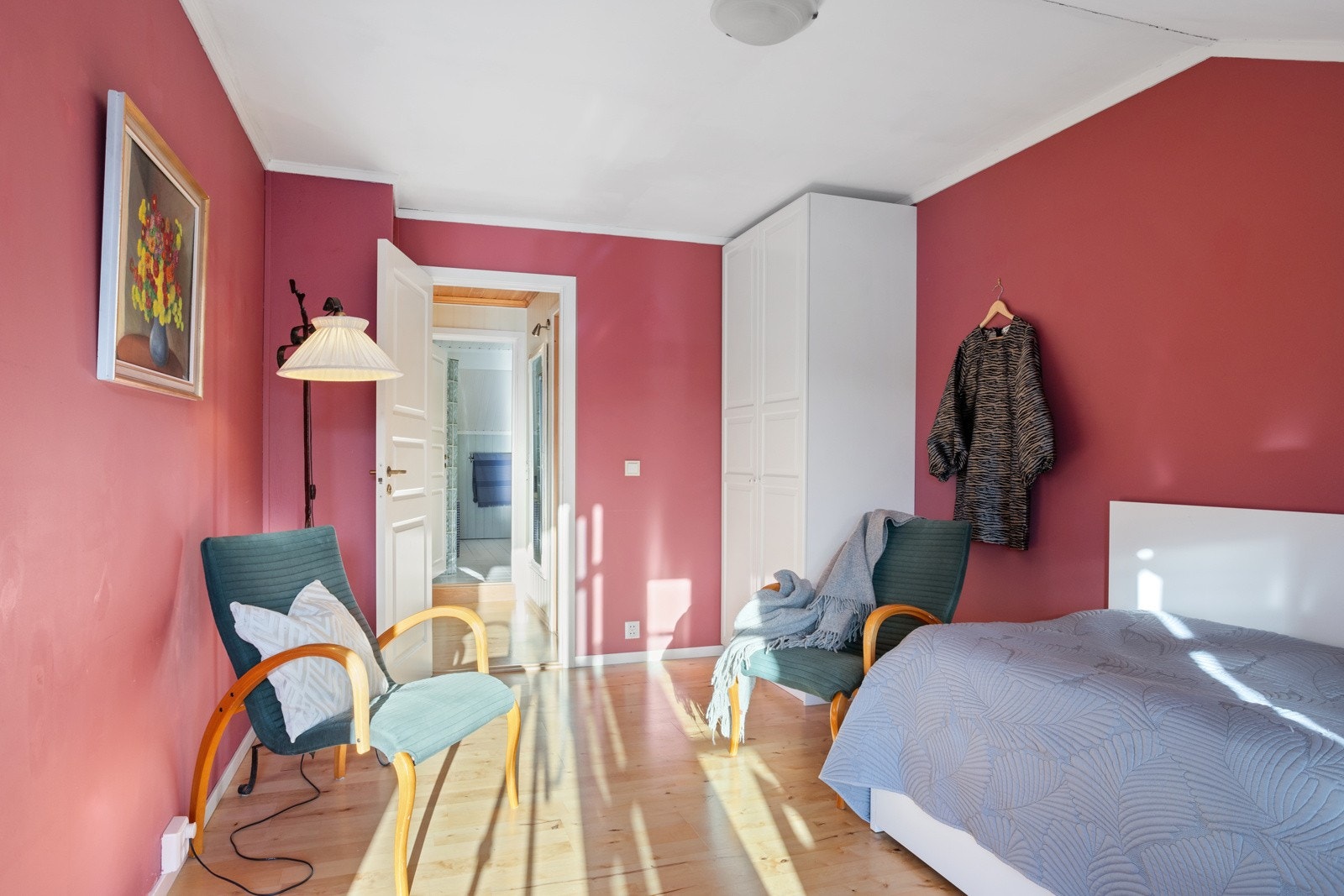 Dette rommet er omtrent like stort og har frittstående garderobeskap Galleribilde