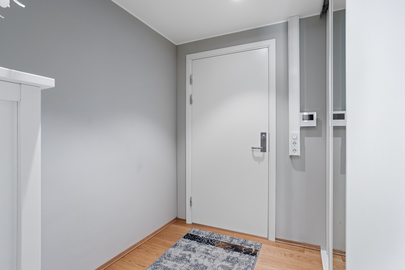 Calling med automatisk døråpner. Bygningen har selvfølgelig heis. Galleribilde