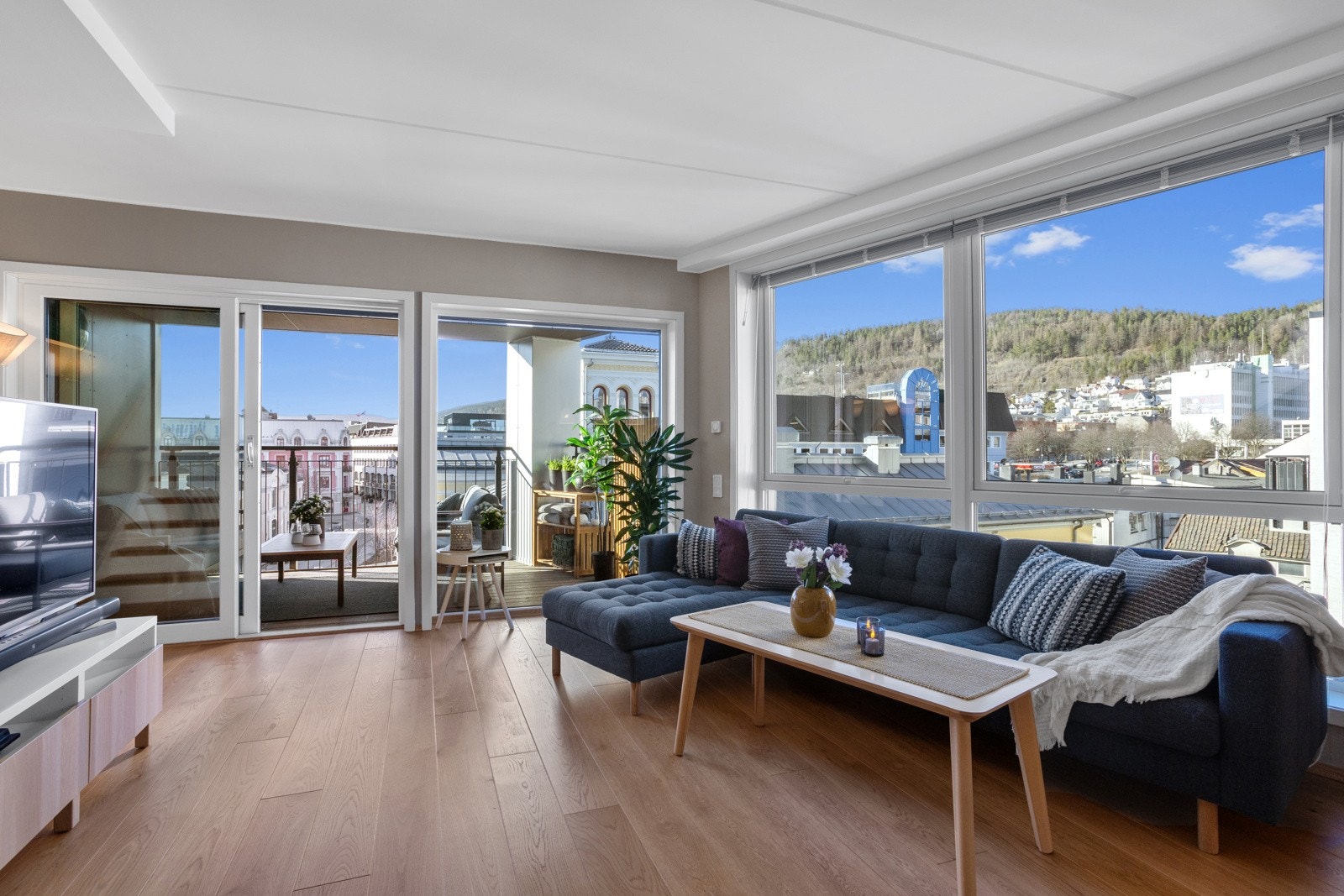 Det er én-stavs parkett og vannbåren varme (inkl. i fellesutgiftene) på gulv. Galleribilde